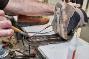 cara memperbaiki sol sepatu lepas